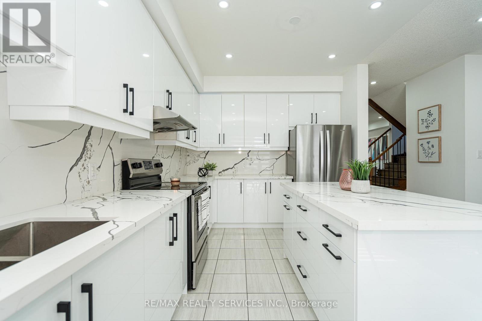Photo 18 of 438 Royal West Drive, Brampton ON