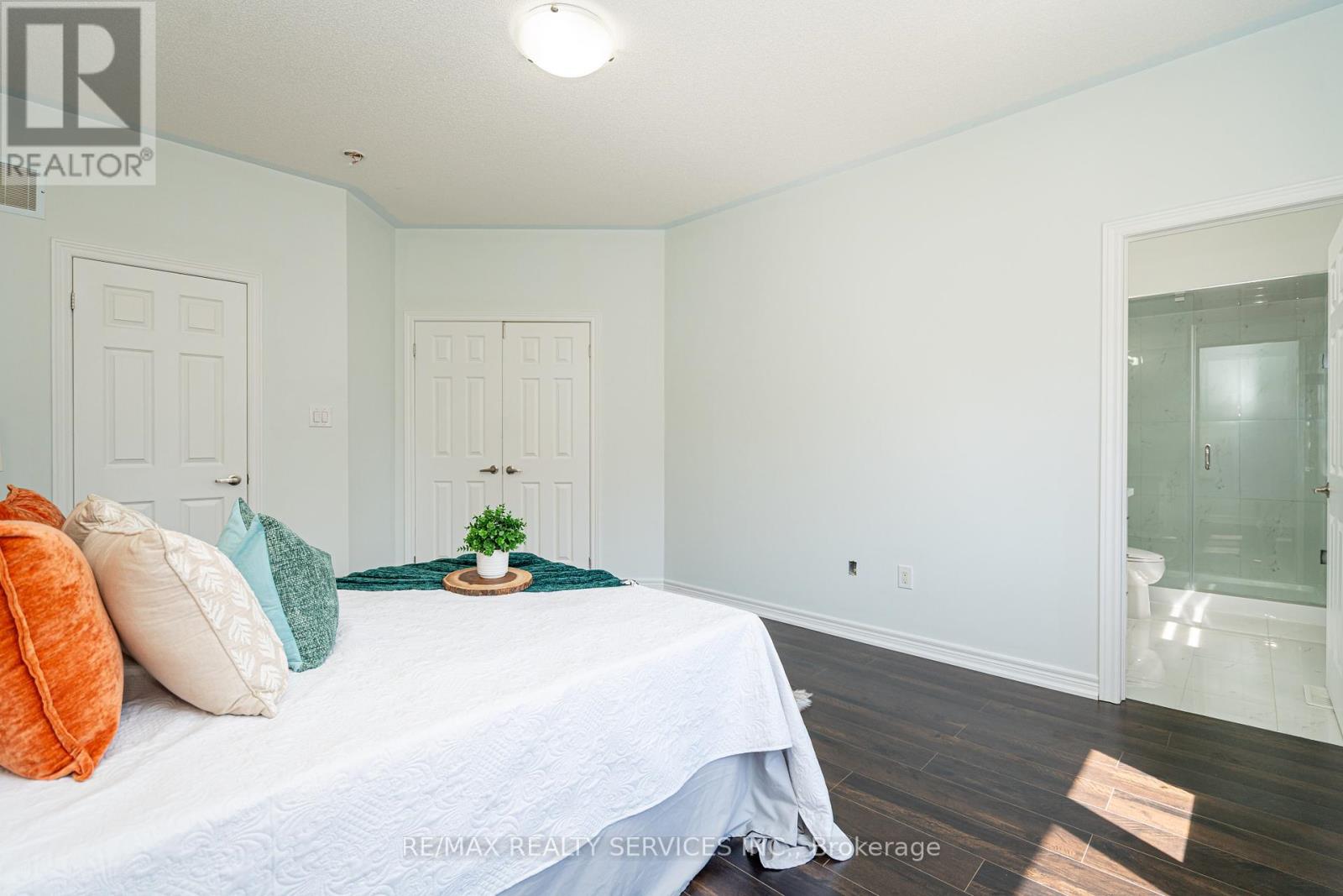 Photo 25 of 438 Royal West Drive, Brampton ON