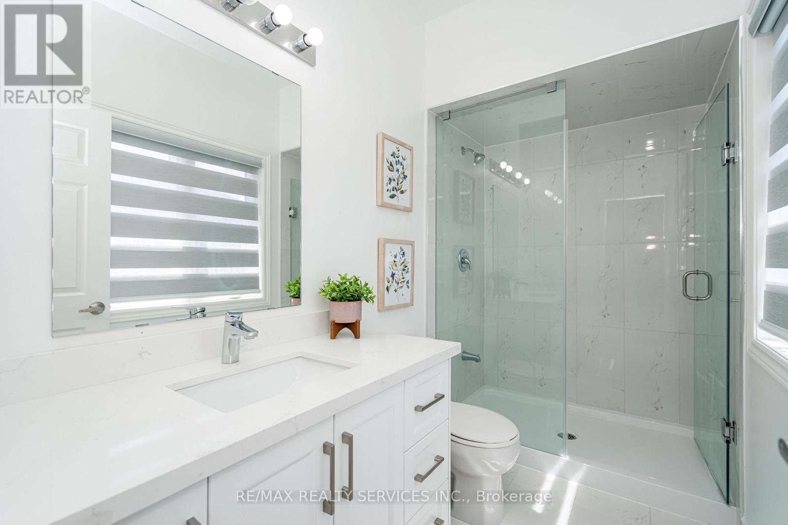 Photo 26 of 438 Royal West Drive, Brampton ON