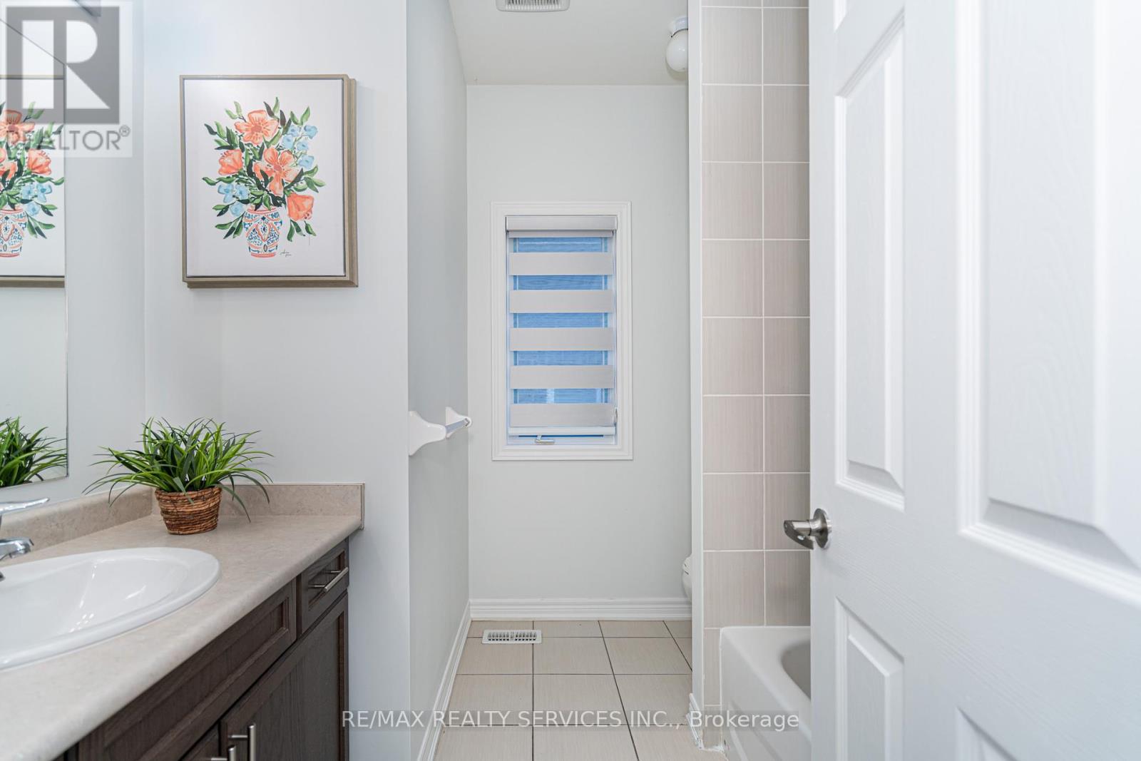 Photo 30 of 438 Royal West Drive, Brampton ON