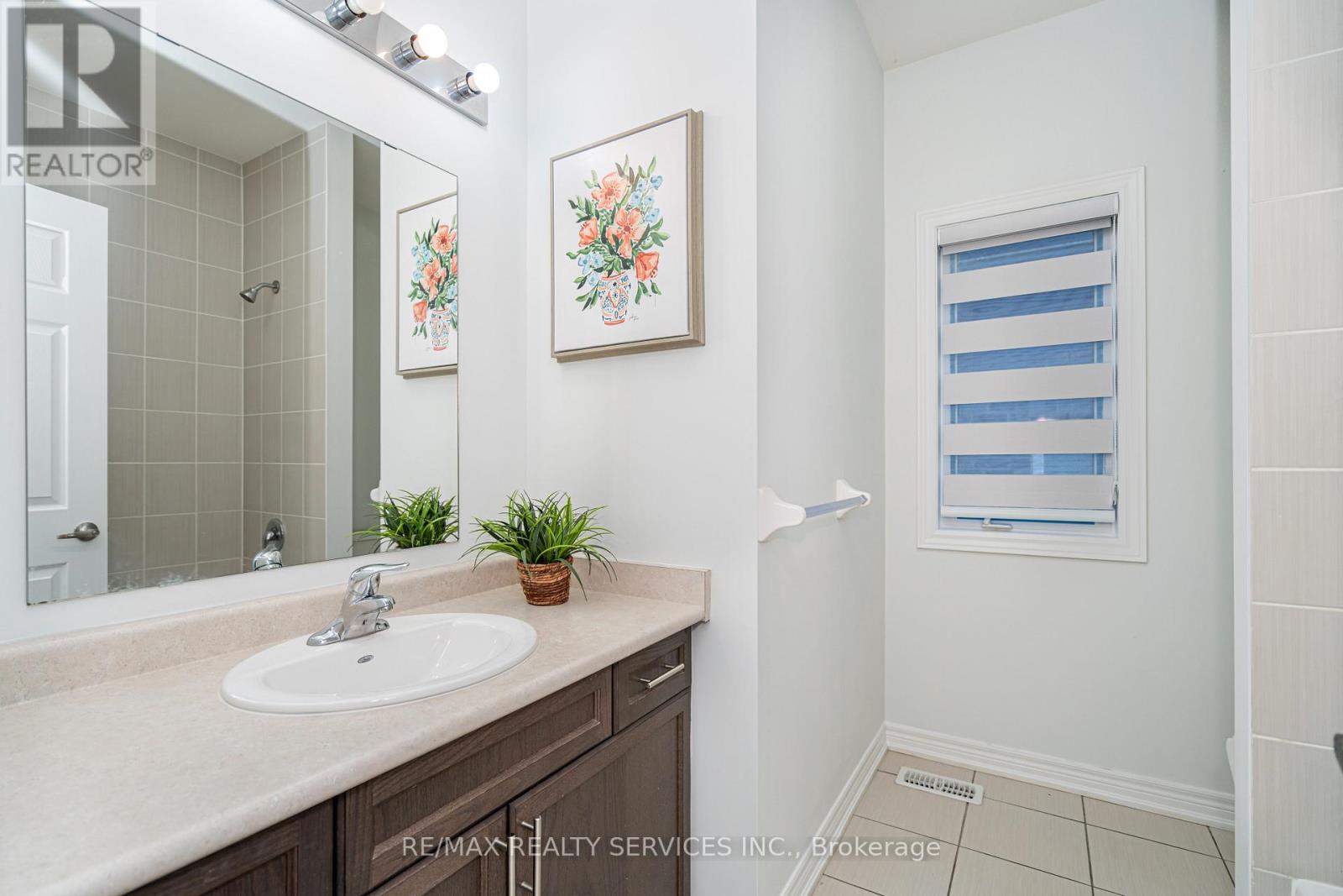 Photo 31 of 438 Royal West Drive, Brampton ON