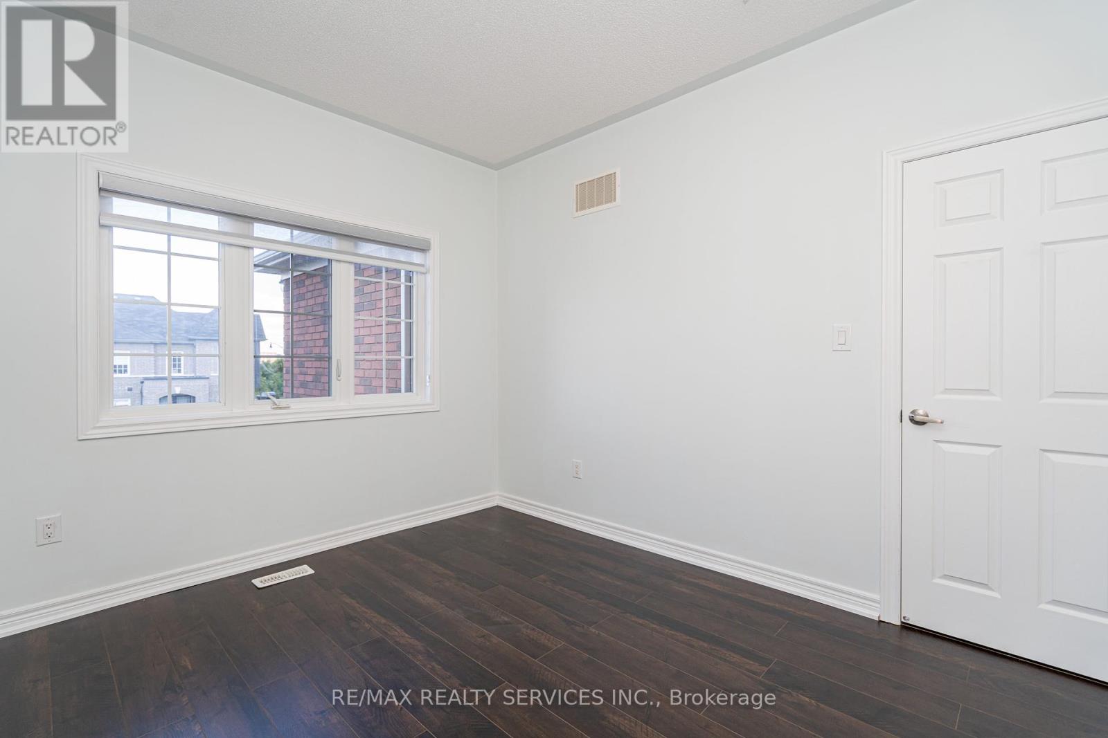 Photo 33 of 438 Royal West Drive, Brampton ON