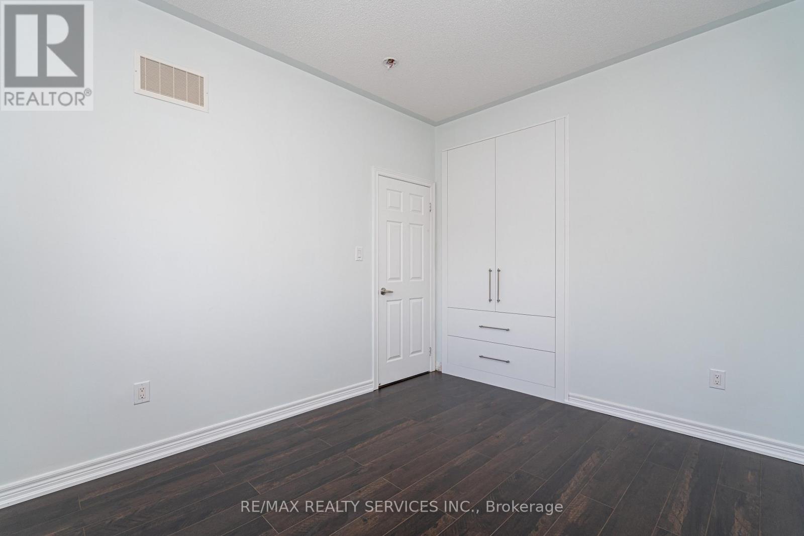 Photo 34 of 438 Royal West Drive, Brampton ON