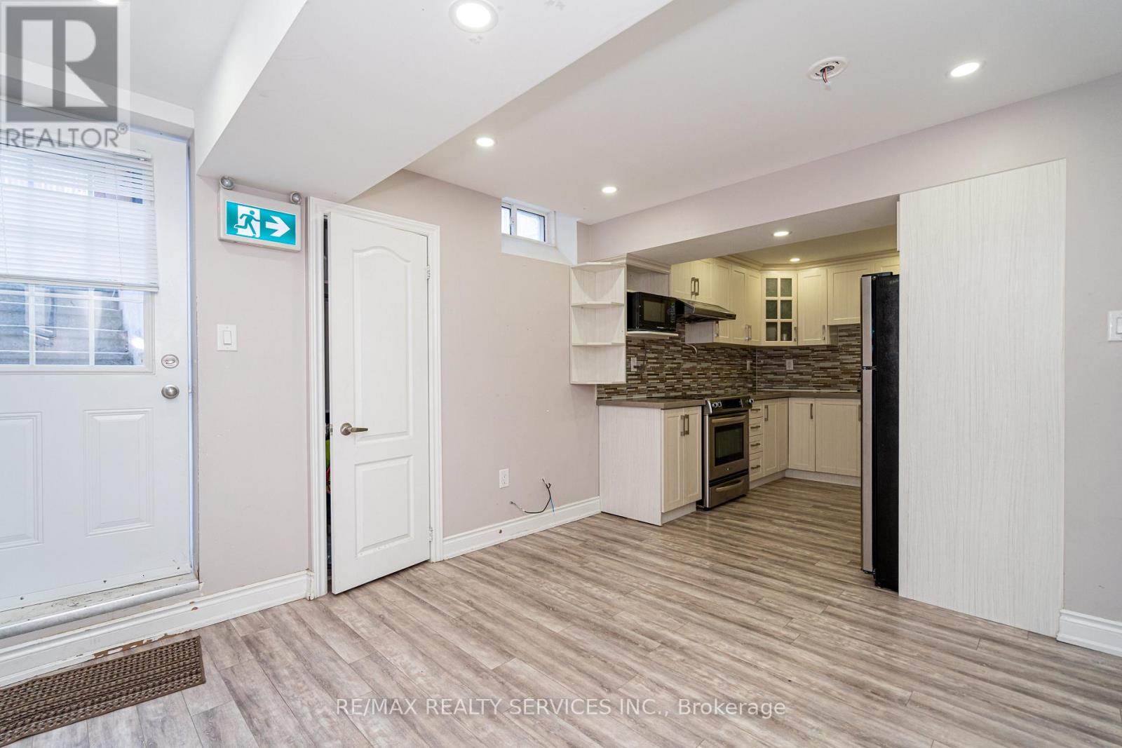 Photo 39 of 438 Royal West Drive, Brampton ON