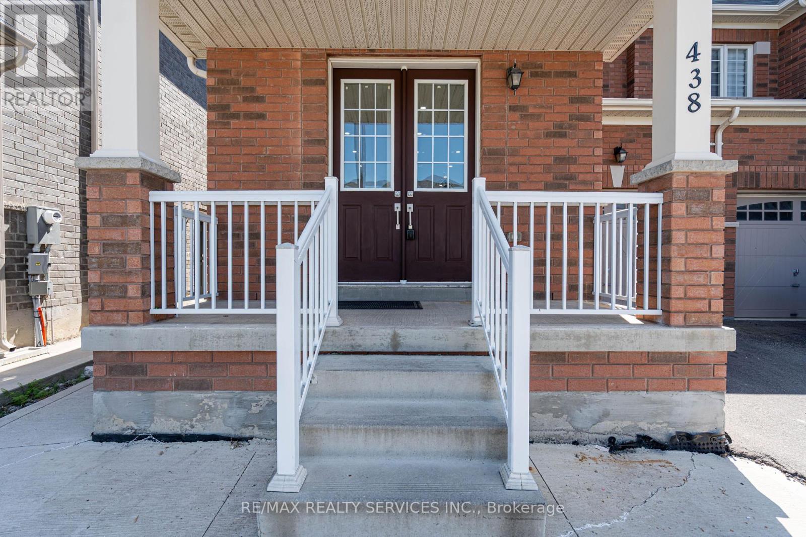 Photo 5 of 438 Royal West Drive, Brampton ON