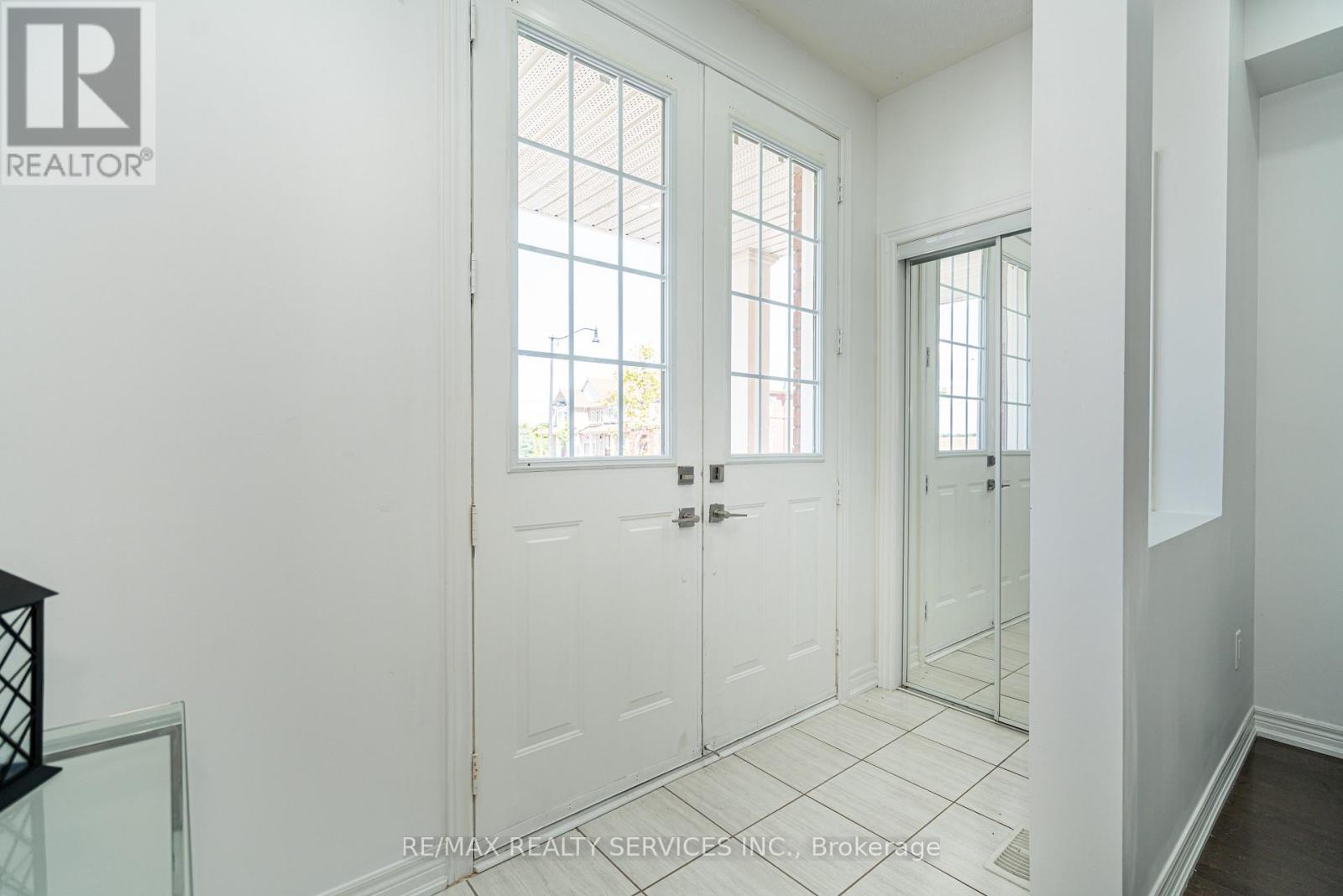 Photo 6 of 438 Royal West Drive, Brampton ON