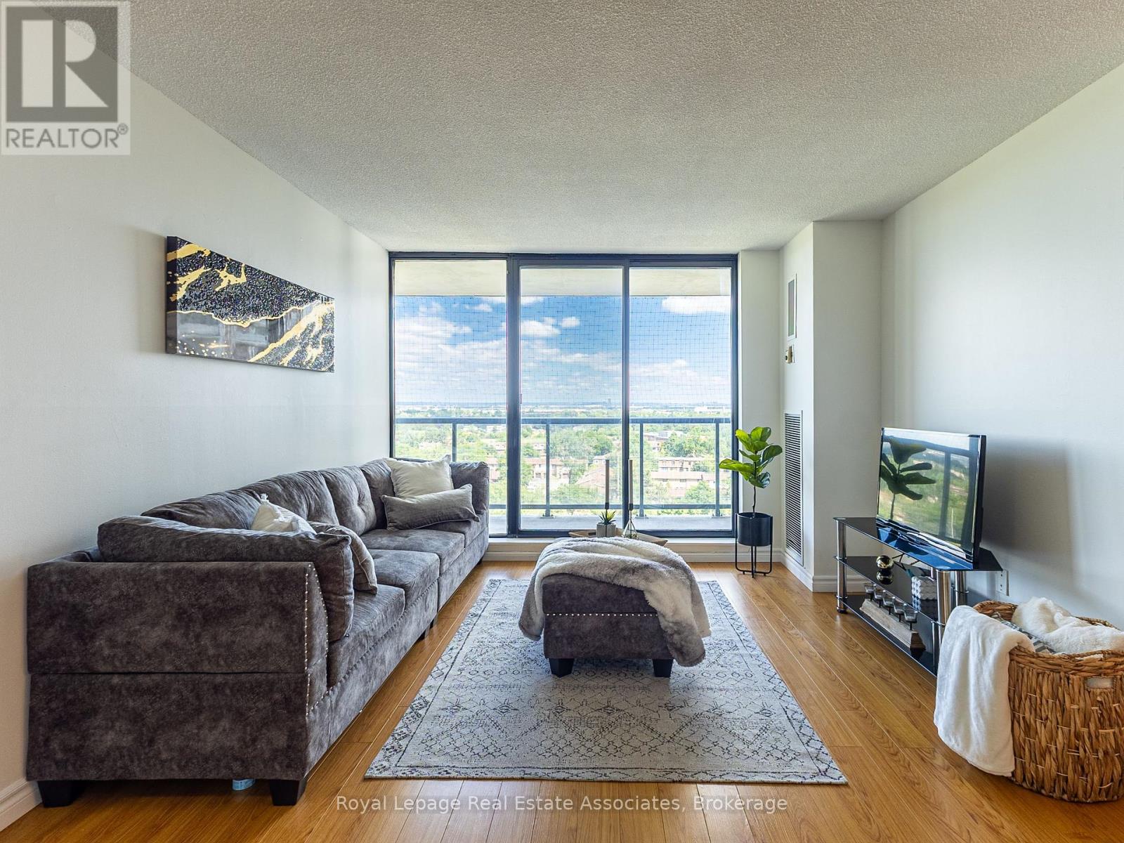 Photo 11 of 1205 17 Knightsbridge Road, Brampton ON