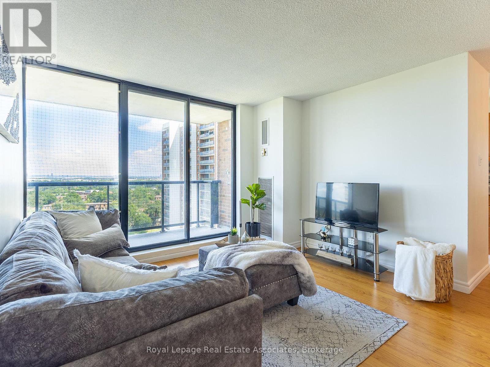 Photo 13 of 1205 17 Knightsbridge Road, Brampton ON