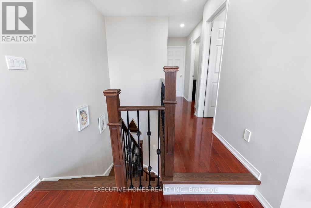 Photo 22 of 7610 Black Walnut Trail, Mississauga ON