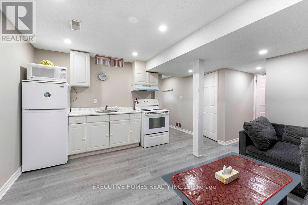 Photo 34 of 7610 Black Walnut Trail, Mississauga ON