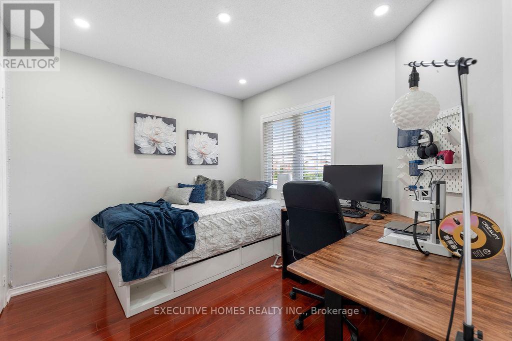 Photo 23 of 7610 Black Walnut Trail, Mississauga ON