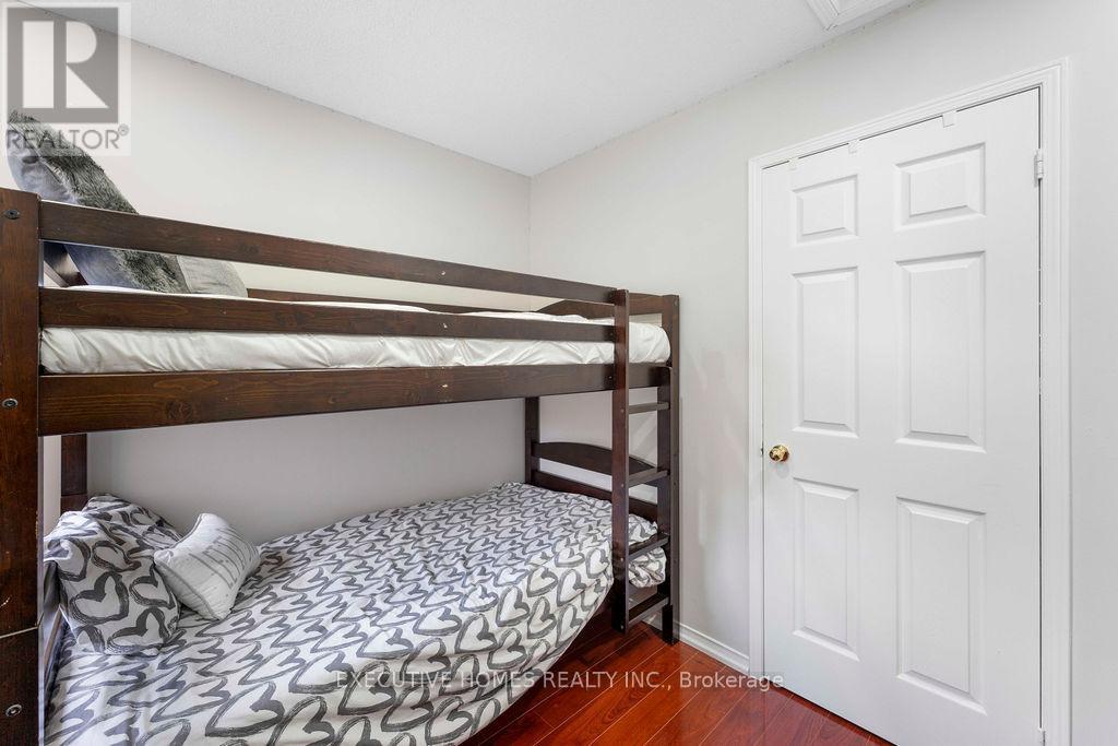 Photo 27 of 7610 Black Walnut Trail, Mississauga ON