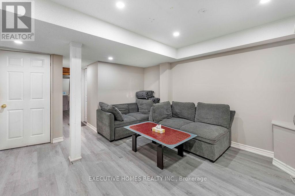 Photo 33 of 7610 Black Walnut Trail, Mississauga ON
