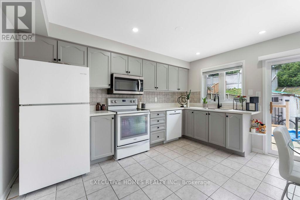 Photo 14 of 7610 Black Walnut Trail, Mississauga ON