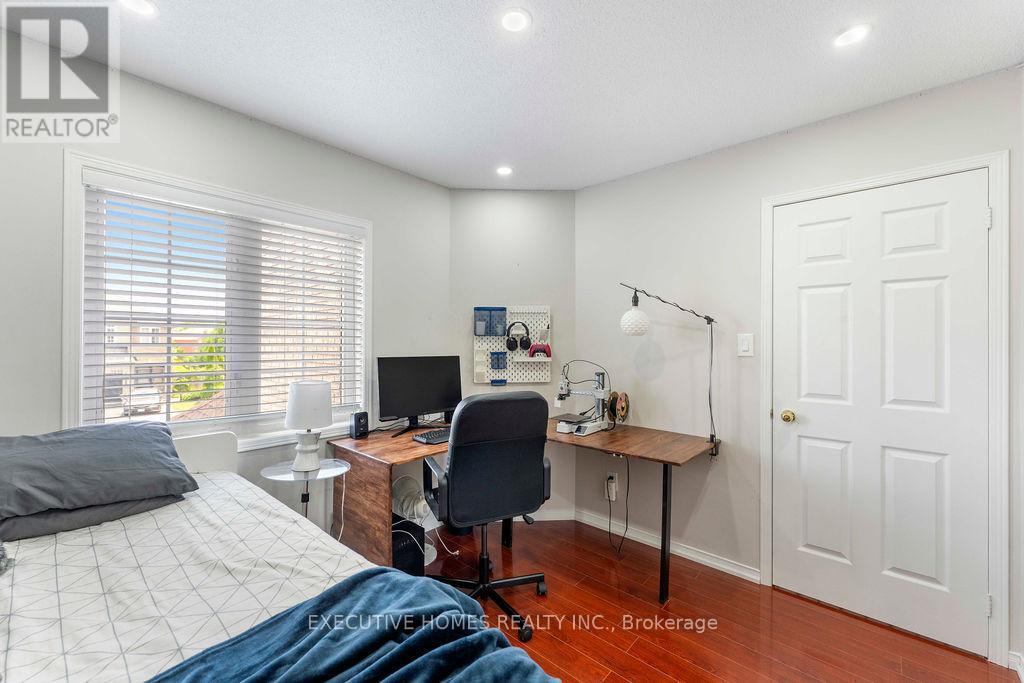 Photo 25 of 7610 Black Walnut Trail, Mississauga ON