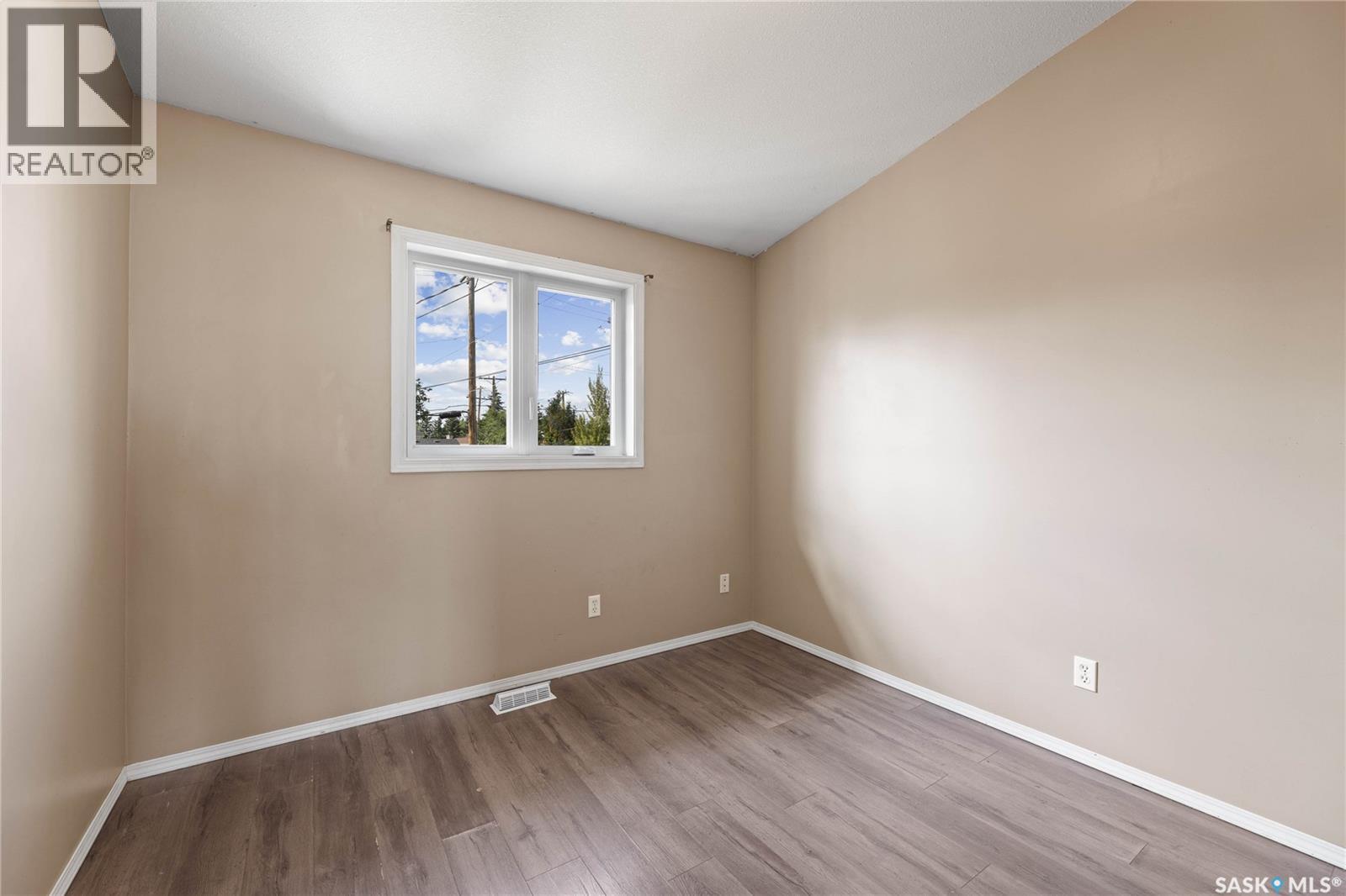 Photo 10 of 210 Hedley Street, Saskatoon SK