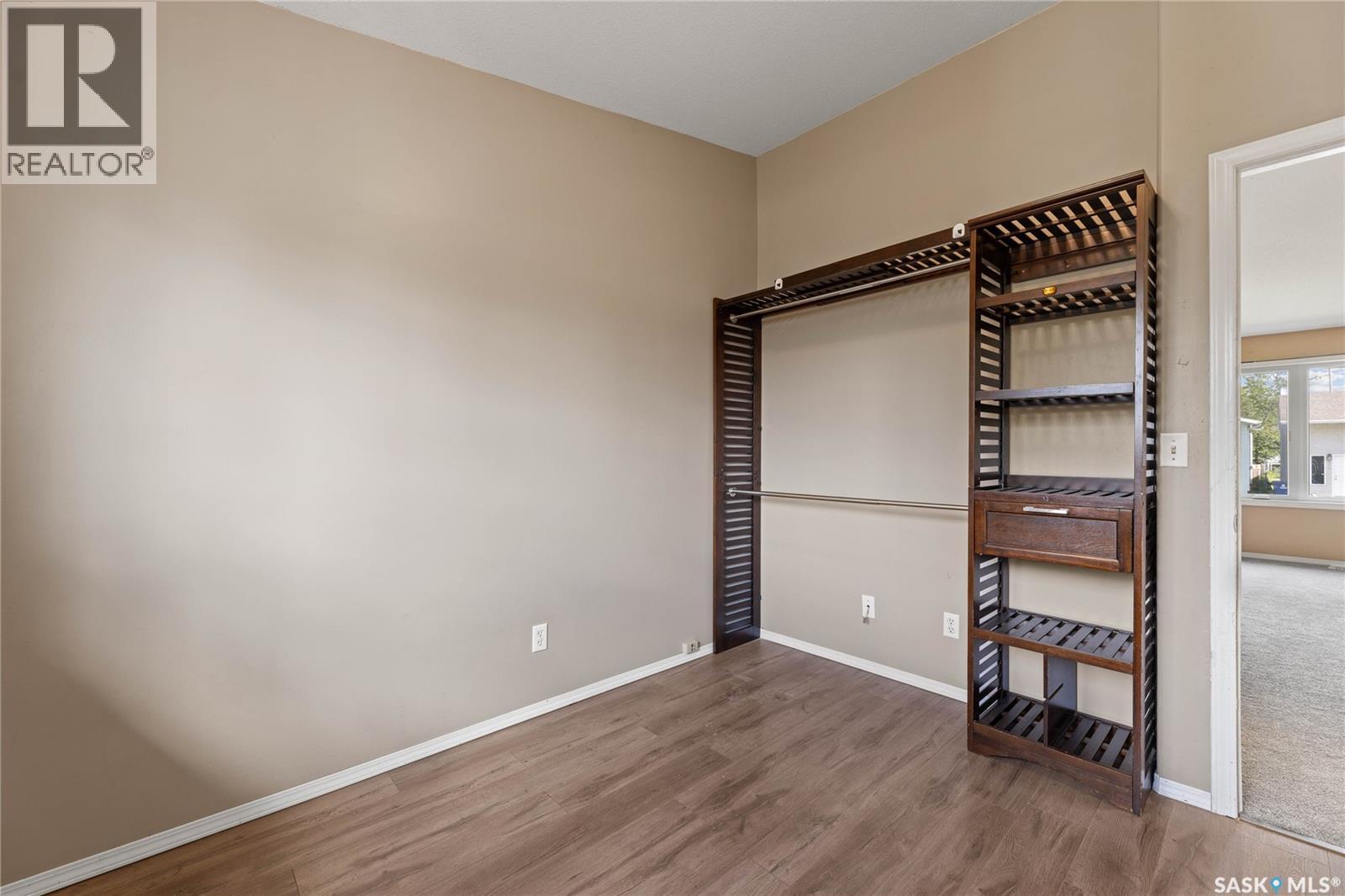 Photo 11 of 210 Hedley Street, Saskatoon SK