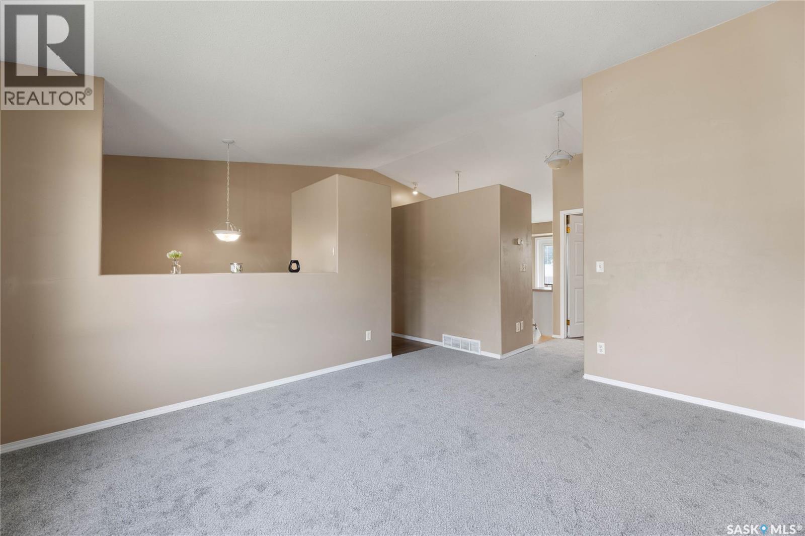 Photo 5 of 210 Hedley Street, Saskatoon SK