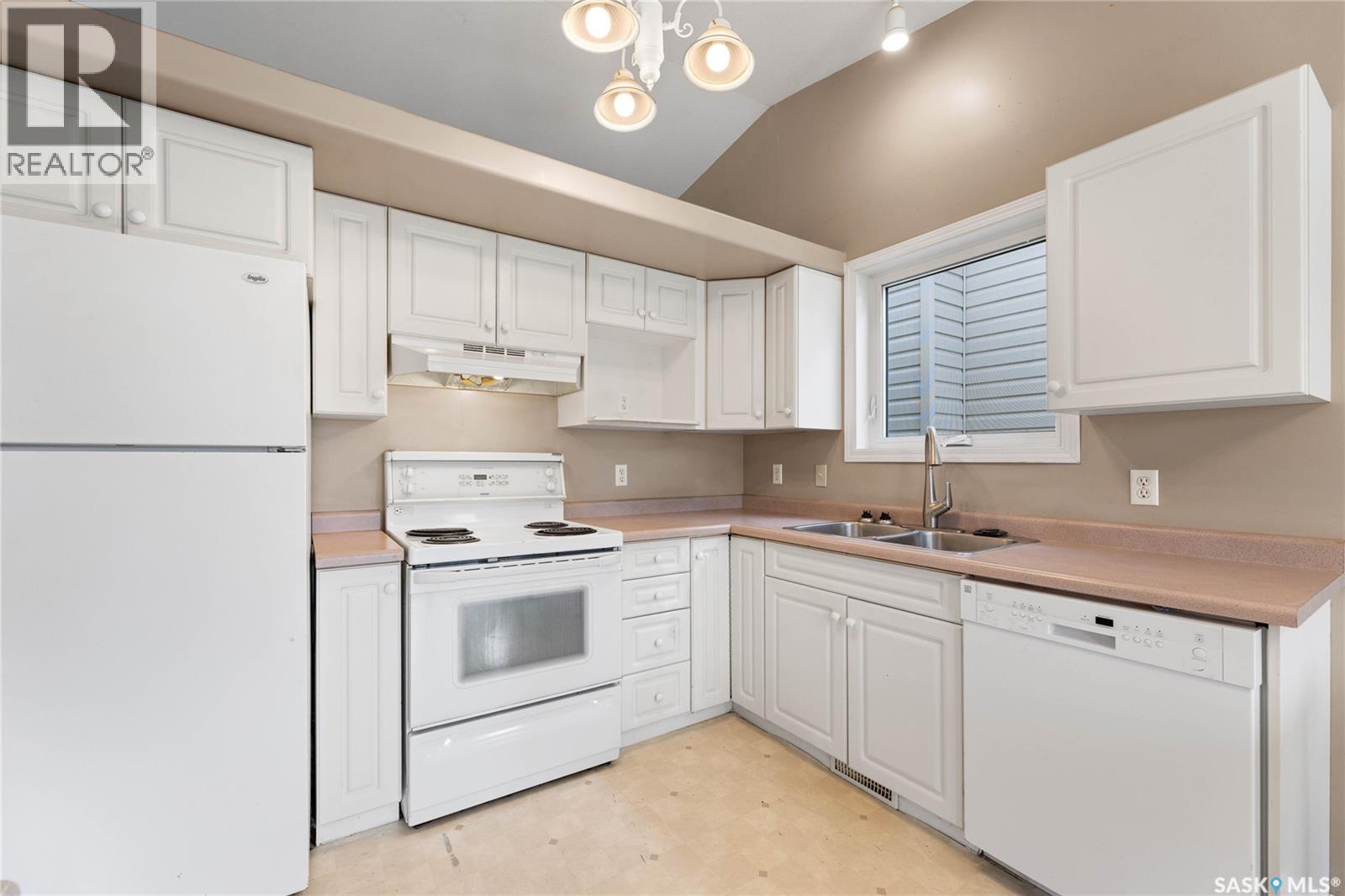 Photo 8 of 210 Hedley Street, Saskatoon SK