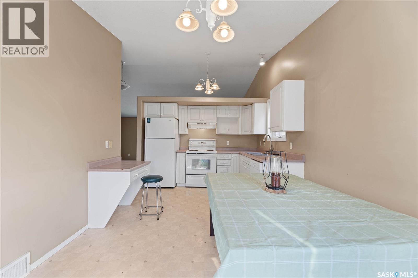 Photo 9 of 210 Hedley Street, Saskatoon SK