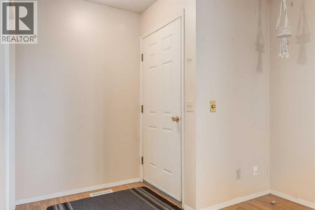 Single Family House Bungalow for Sale in  Shawglen Way SW Shawnessy Calgary 