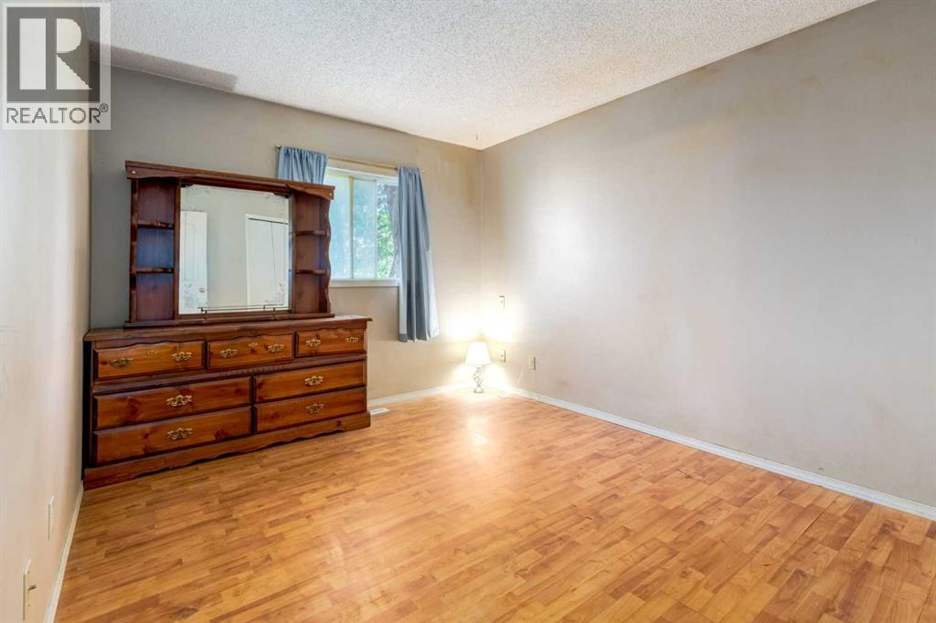 Single Family House Bungalow for Sale in  Shawglen Way SW Shawnessy Calgary 