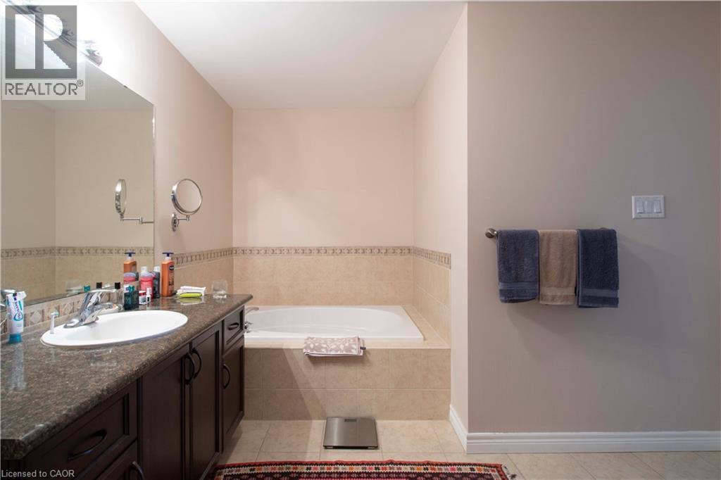 Photo 31 of 441 Stonehenge Drive Unit 30, Ancaster ON