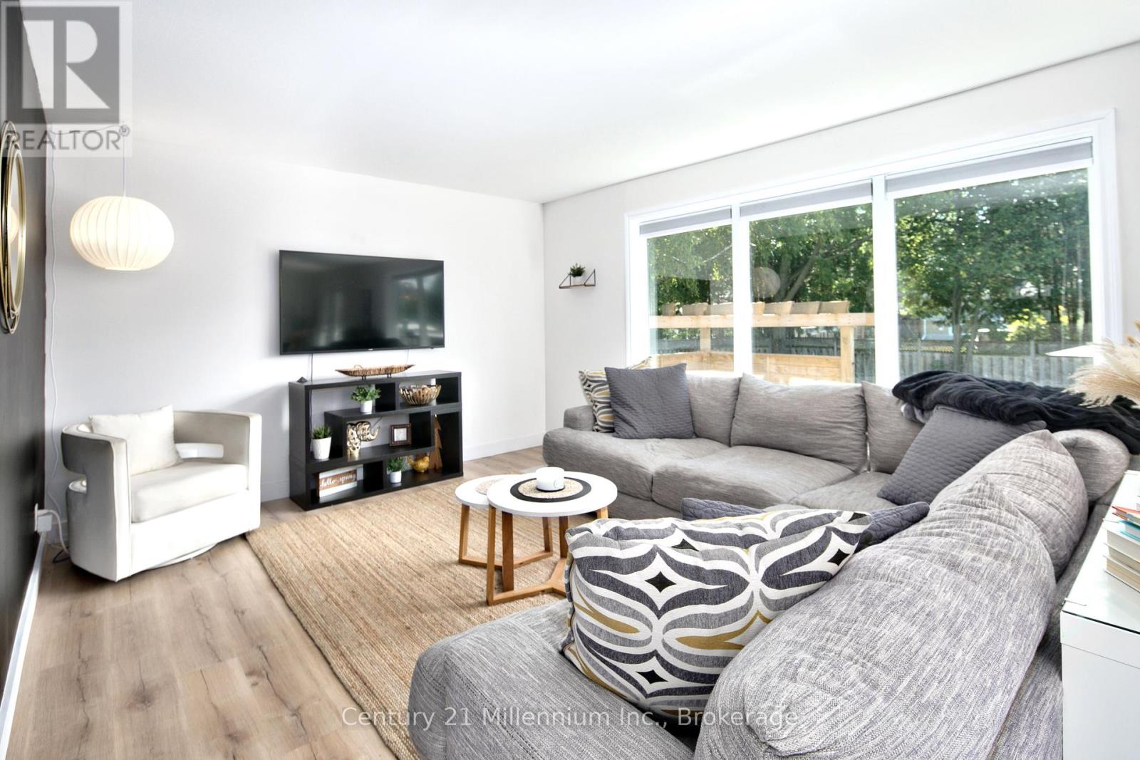 Photo 8 of 18 Bryan Drive, Collingwood ON