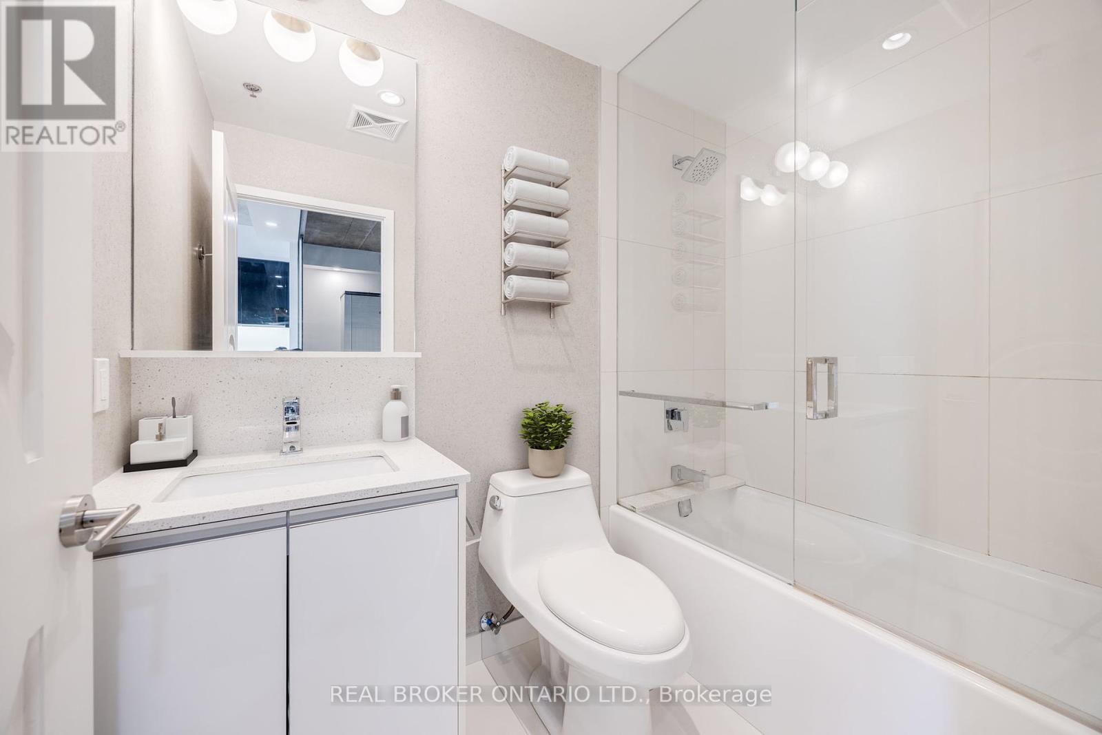 Photo 3 of 925 20 Minowan Miikan Lane, Toronto ON