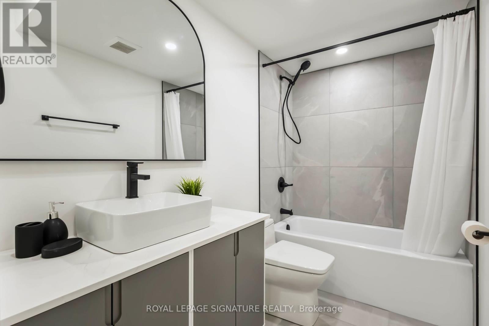 Photo 26 of Upper 43 A Cummings Street, Toronto ON