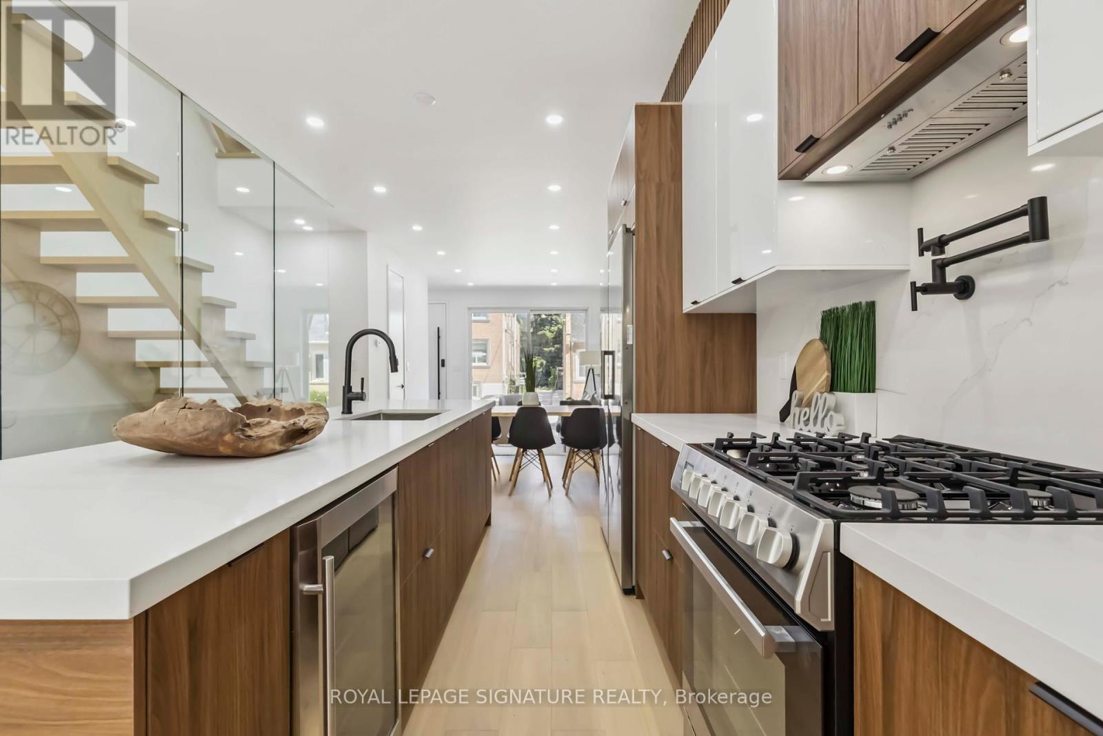 Photo 11 of Furnished Upper 43 A Cummings Street, Toronto ON