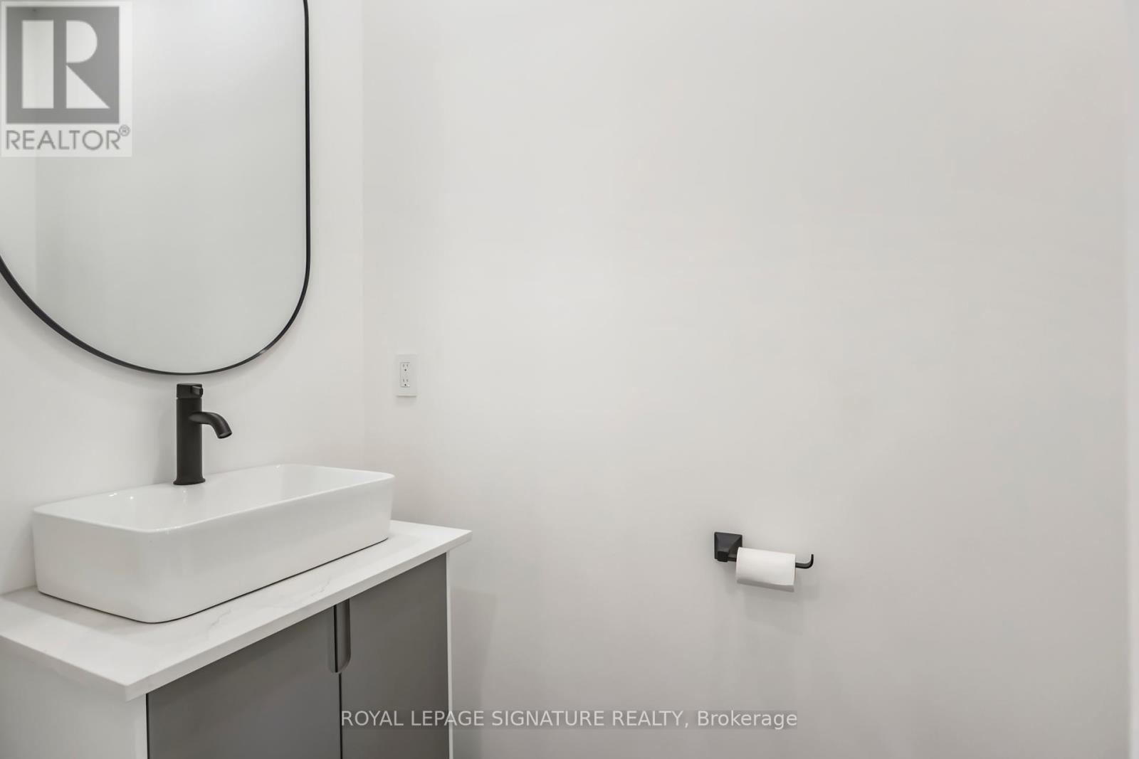Photo 17 of Furnished Upper 43 A Cummings Street, Toronto ON