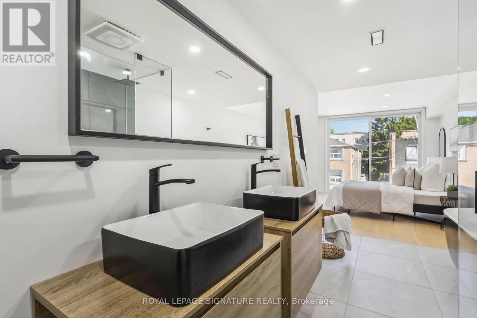 Photo 23 of Furnished Upper 43 A Cummings Street, Toronto ON