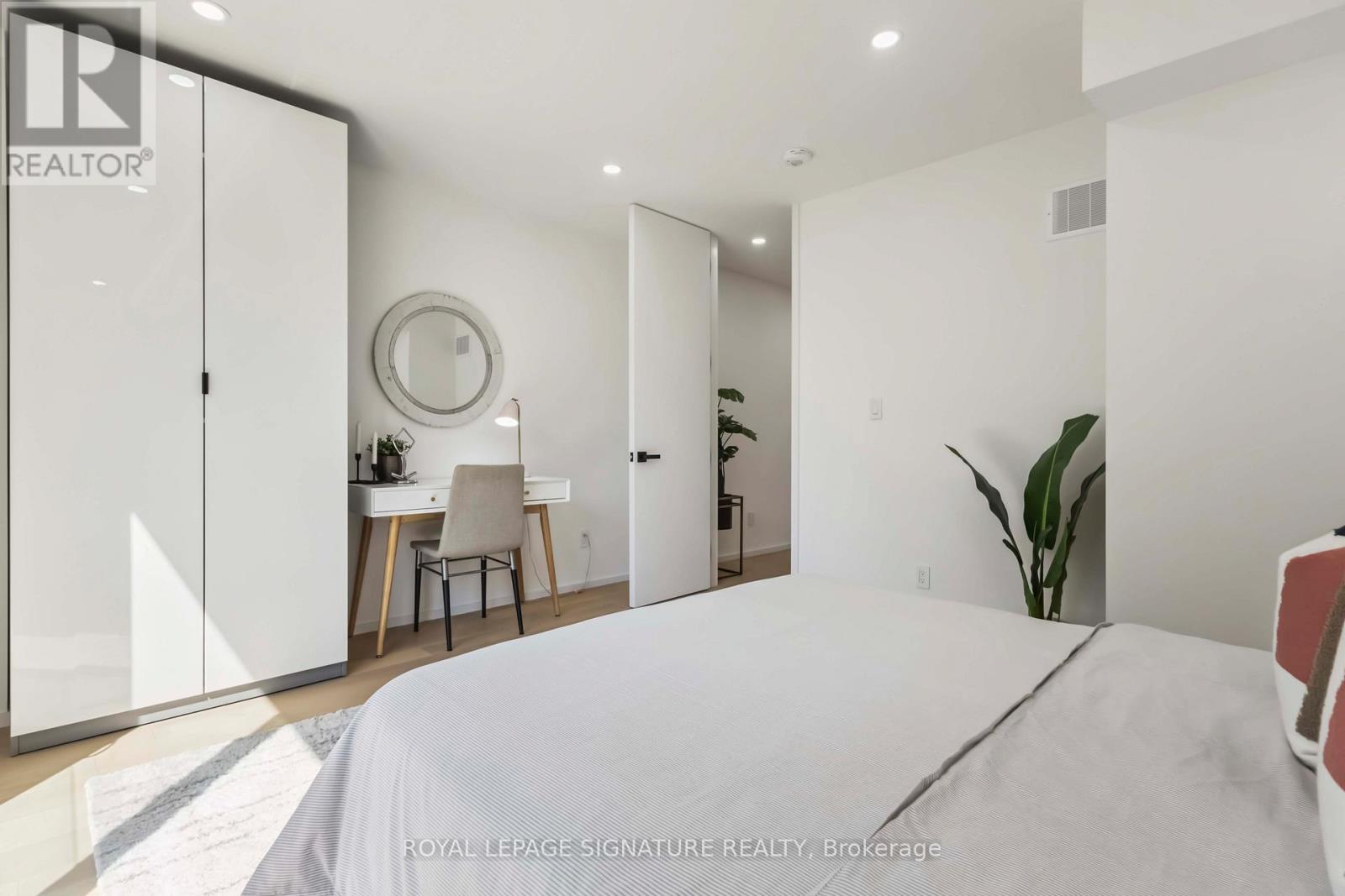 Photo 25 of Furnished Upper 43 A Cummings Street, Toronto ON
