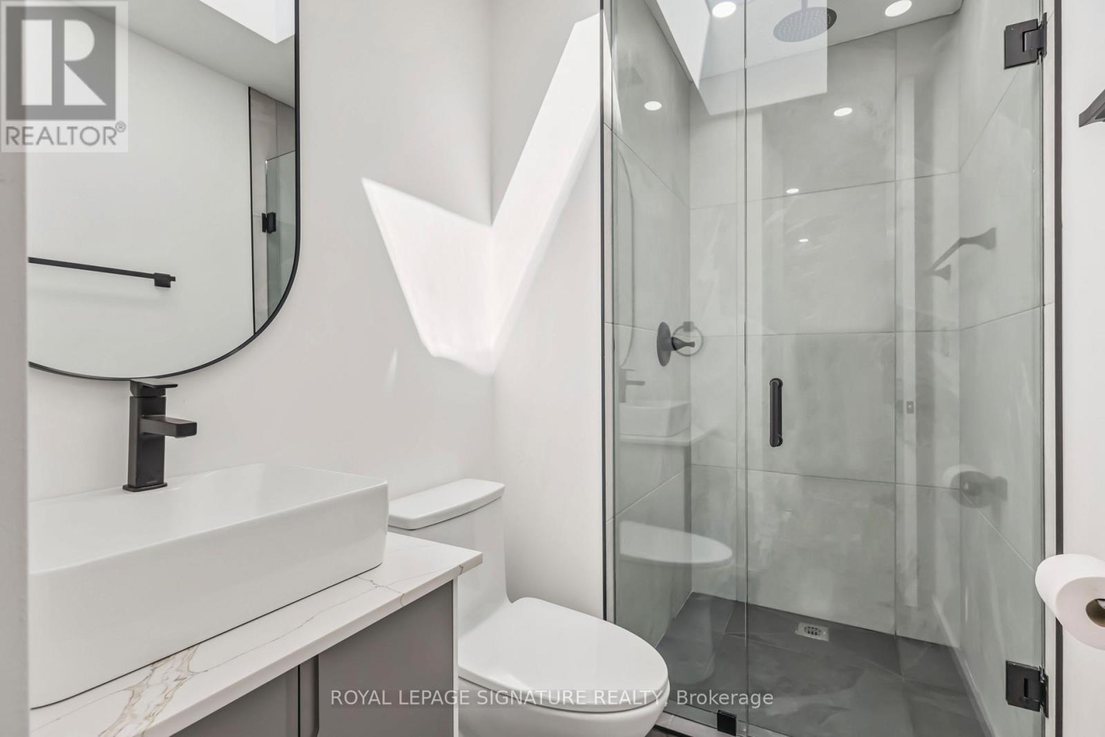 Photo 33 of Furnished Upper 43 A Cummings Street, Toronto ON