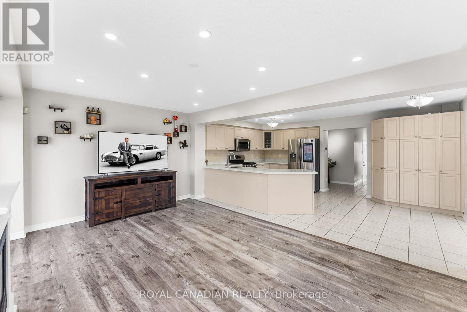 Photo 10 of 25 Brind Sheridan Court, Ajax ON