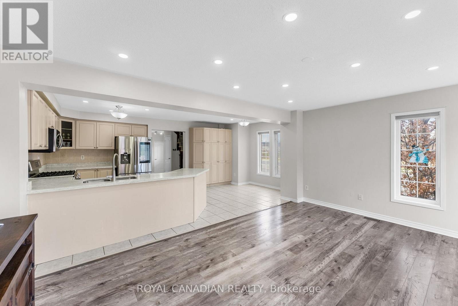 Photo 11 of 25 Brind Sheridan Court, Ajax ON