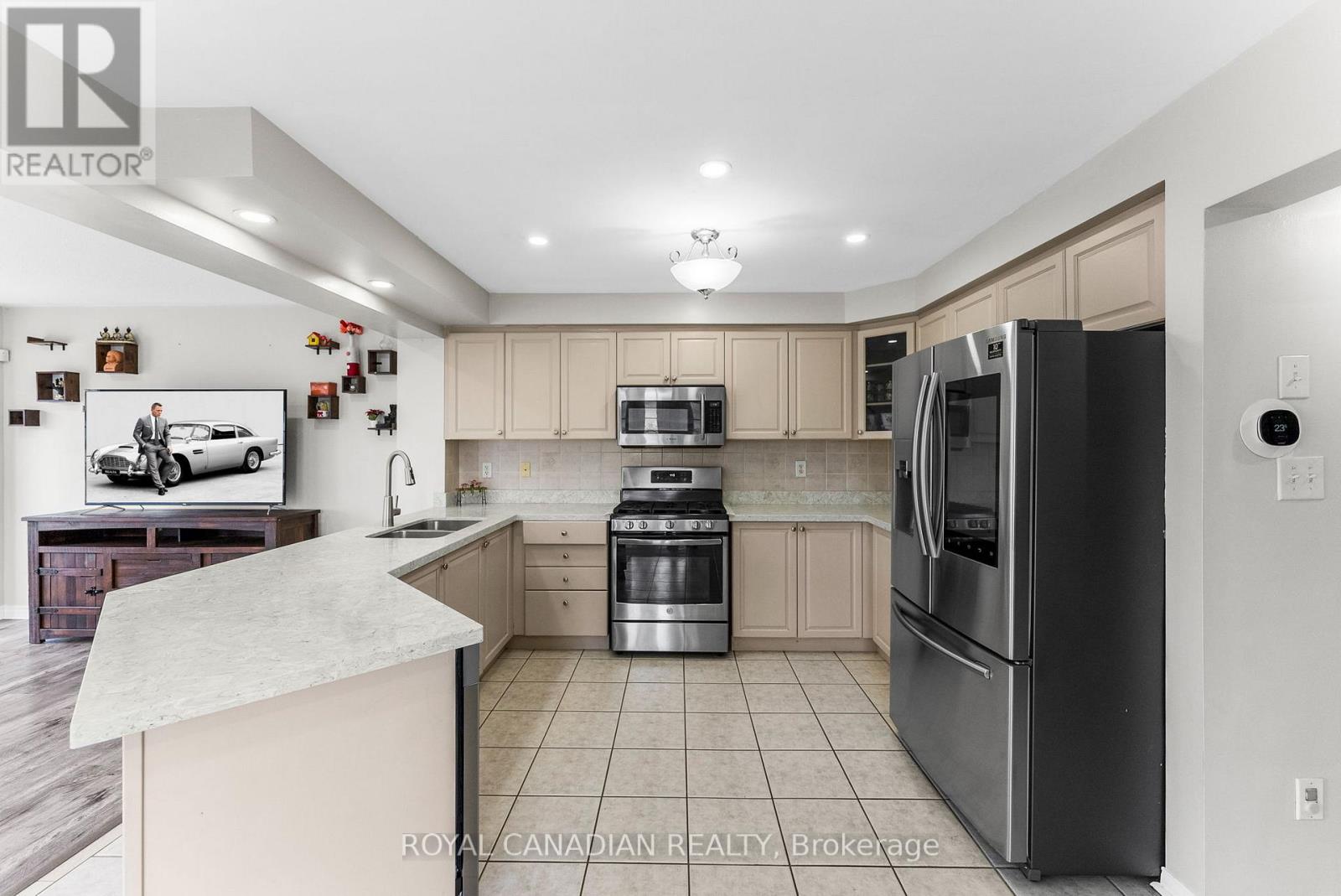 Photo 12 of 25 Brind Sheridan Court, Ajax ON