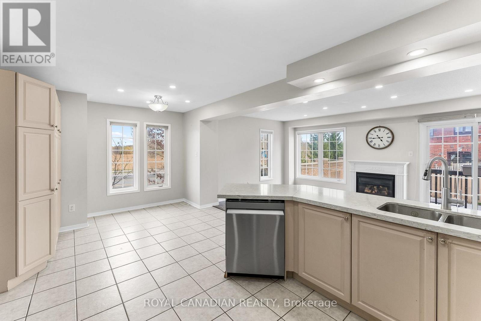 Photo 13 of 25 Brind Sheridan Court, Ajax ON