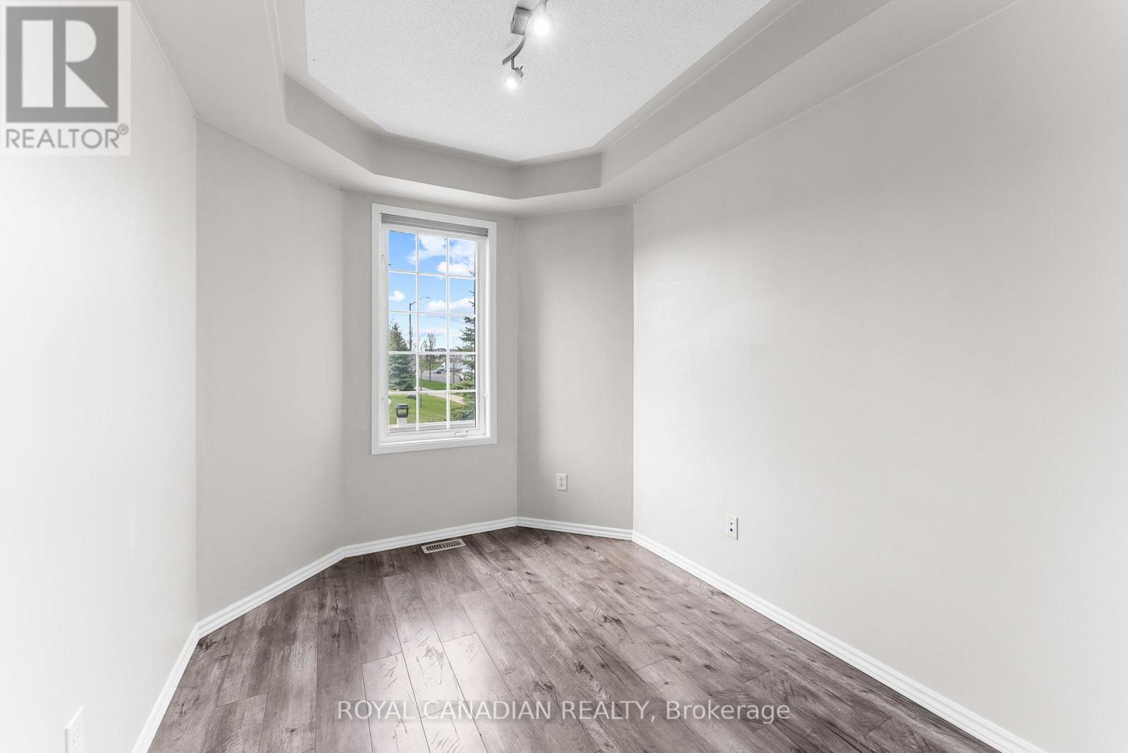 Photo 15 of 25 Brind Sheridan Court, Ajax ON