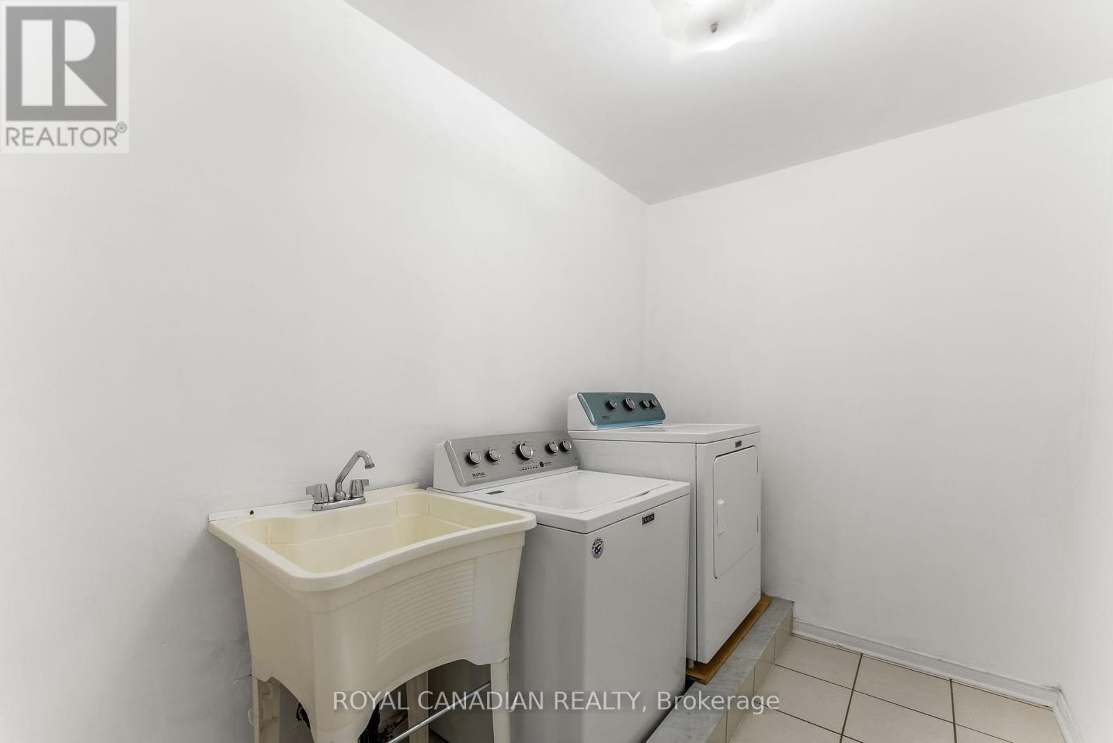 Photo 42 of 25 Brind Sheridan Court, Ajax ON