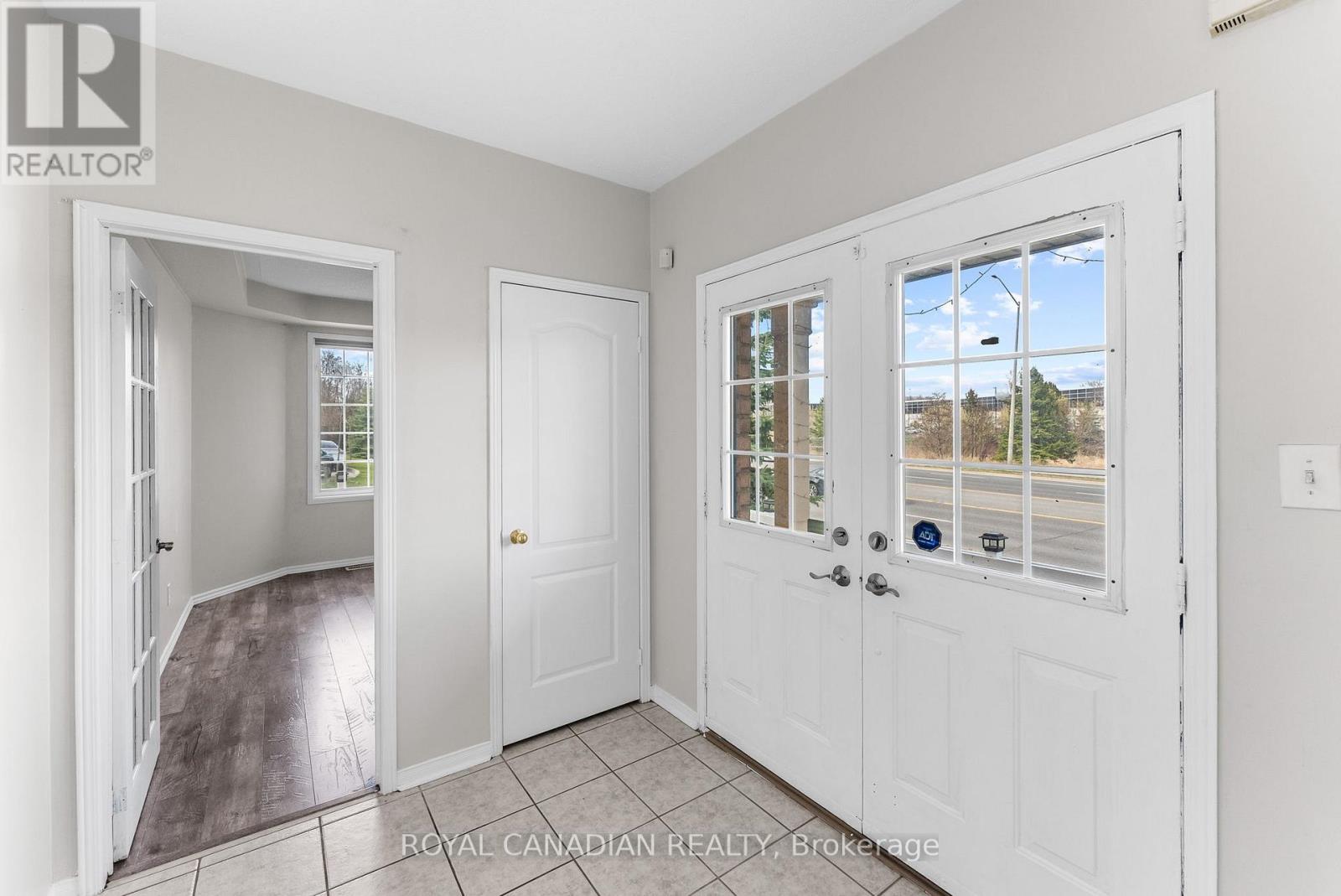 Photo 6 of 25 Brind Sheridan Court, Ajax ON