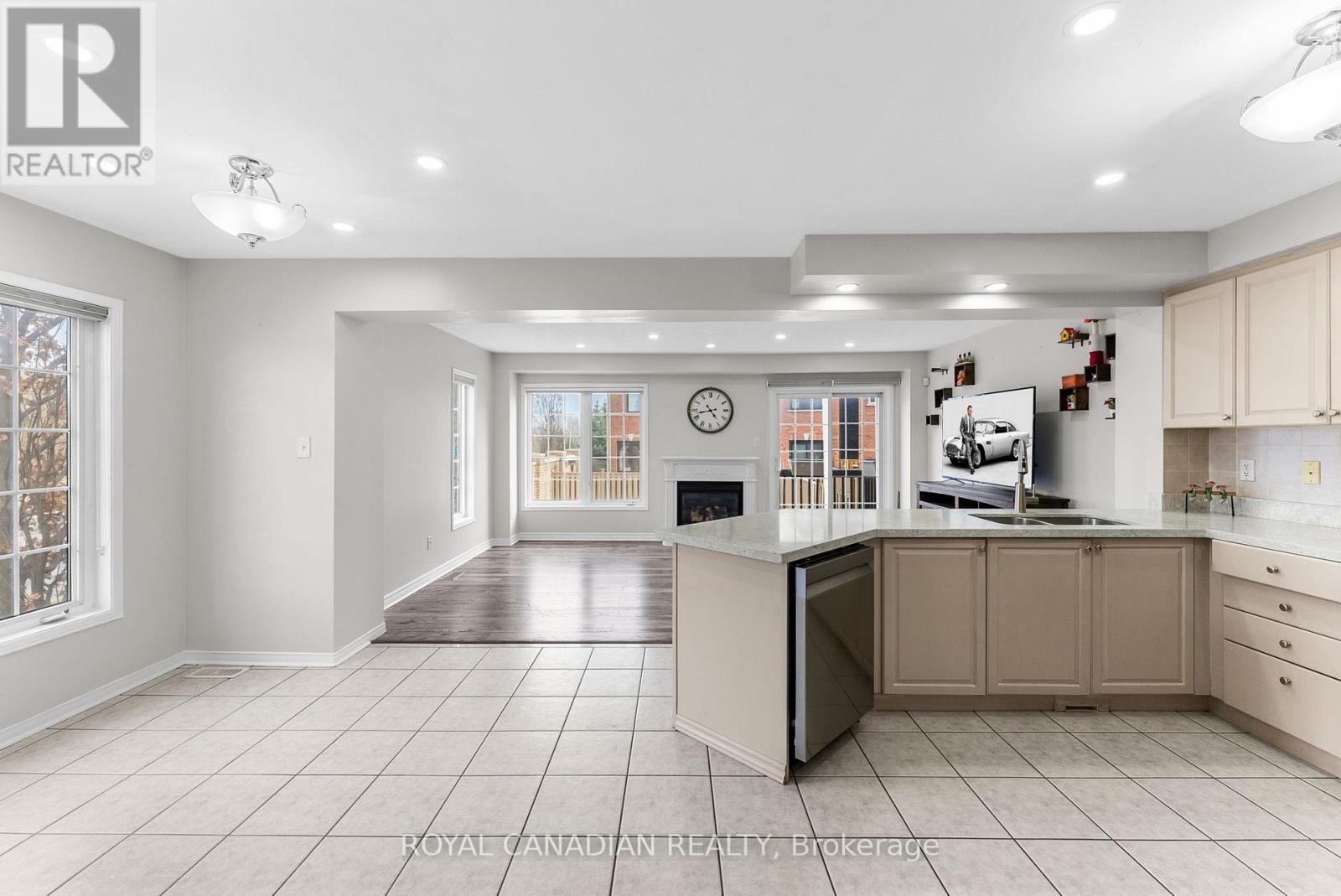 Photo 7 of 25 Brind Sheridan Court, Ajax ON
