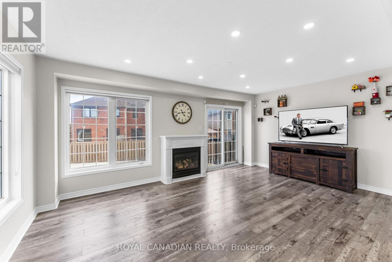 Photo 8 of 25 Brind Sheridan Court, Ajax ON
