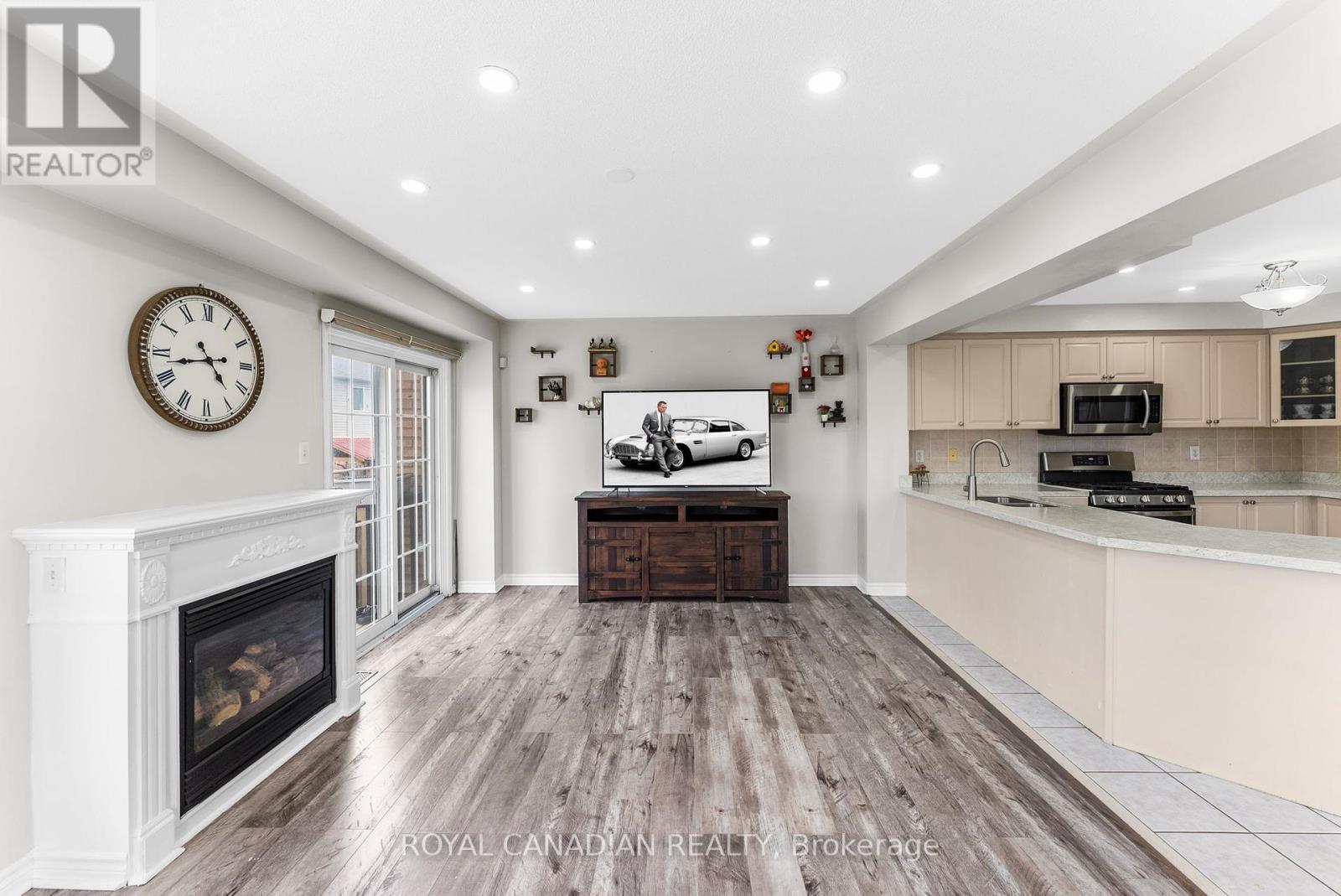 Photo 9 of 25 Brind Sheridan Court, Ajax ON