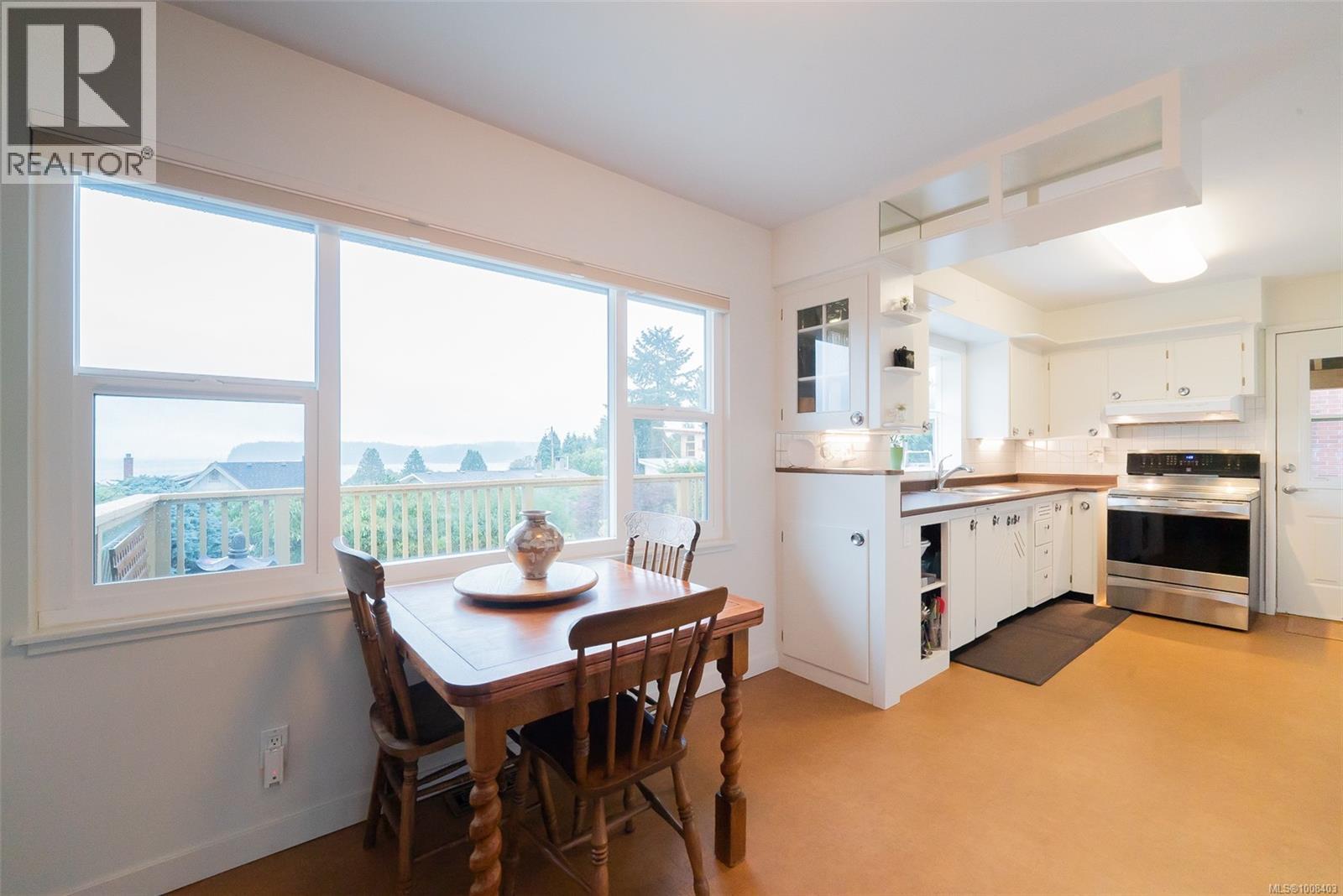 Photo 9 of 2710 Glenayr Dr, Nanaimo BC