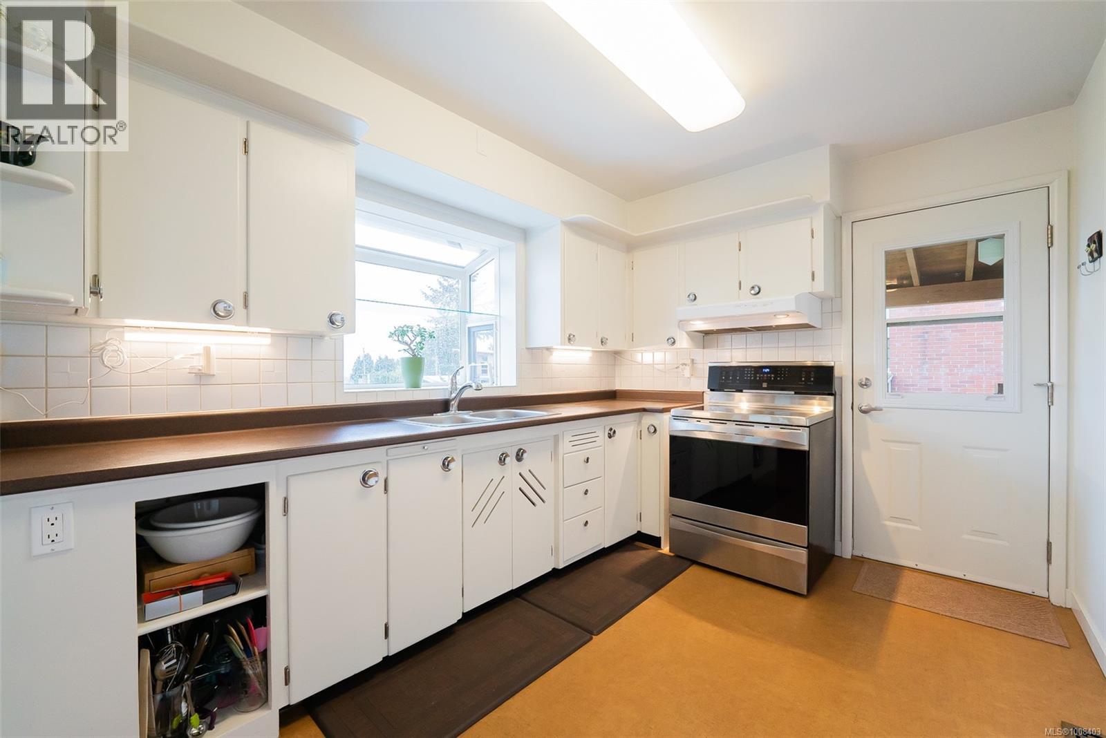 Photo 4 of 2710 Glenayr Dr, Nanaimo BC