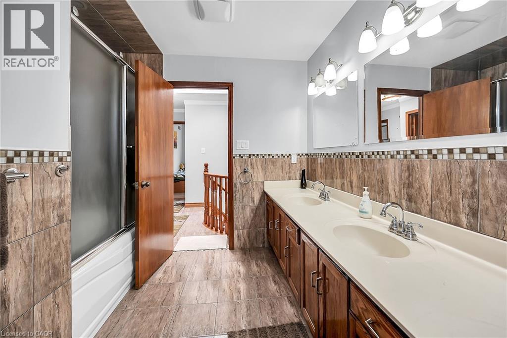 Photo 5 of 140 Solomon Crescent, Hamilton ON
