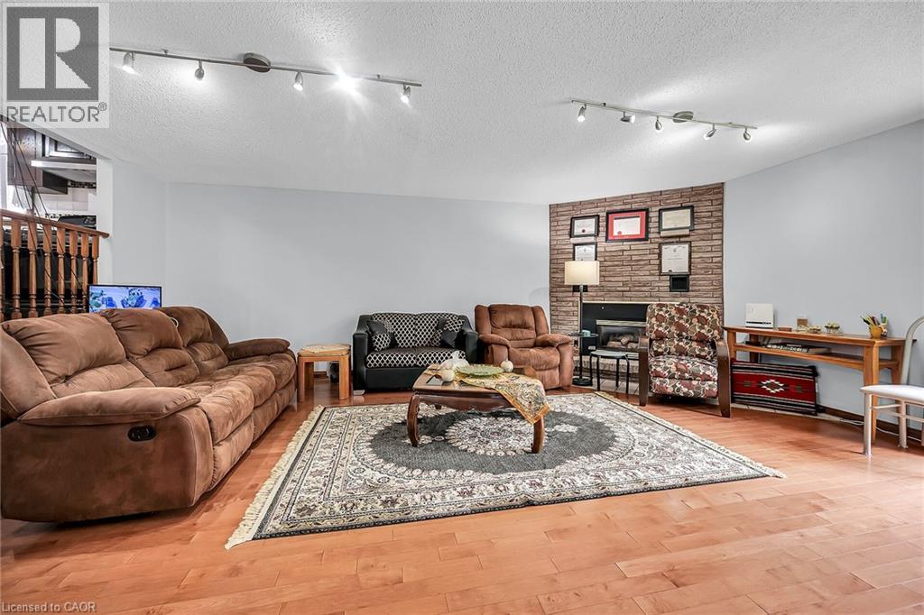 Photo 4 of 140 Solomon Crescent, Hamilton ON