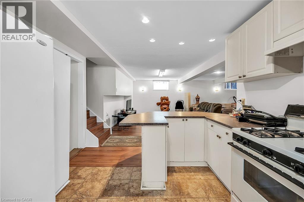 Photo 9 of 140 Solomon Crescent, Hamilton ON